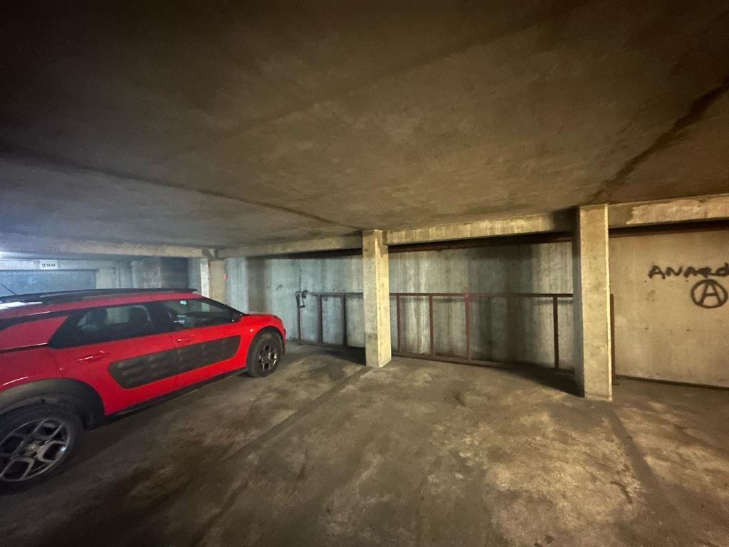  Parking in Paris, France No. 170941