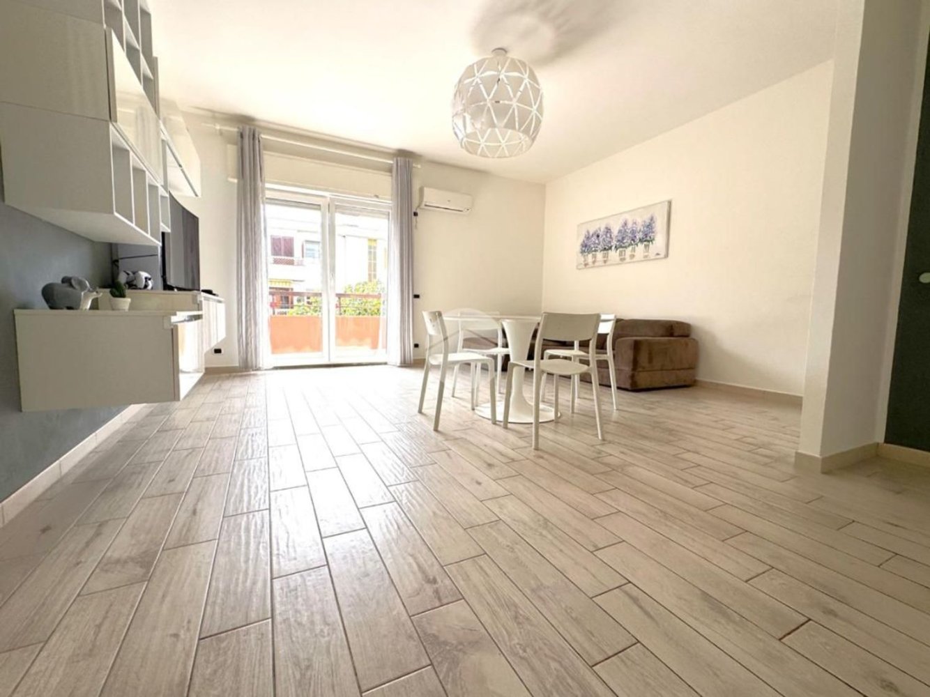 3-salle Appartement à Anzio, Italy No. 73941