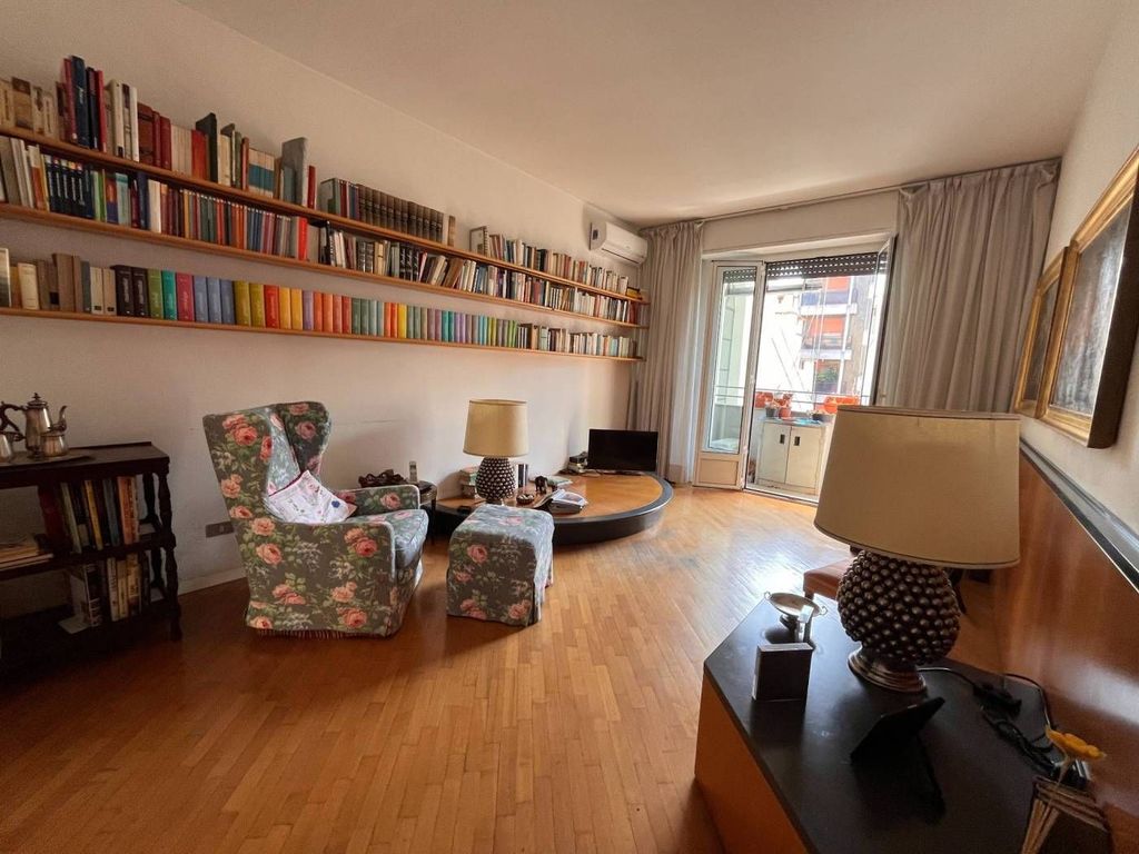 1 bedroom Apartment in Milan, Italy No. 332103