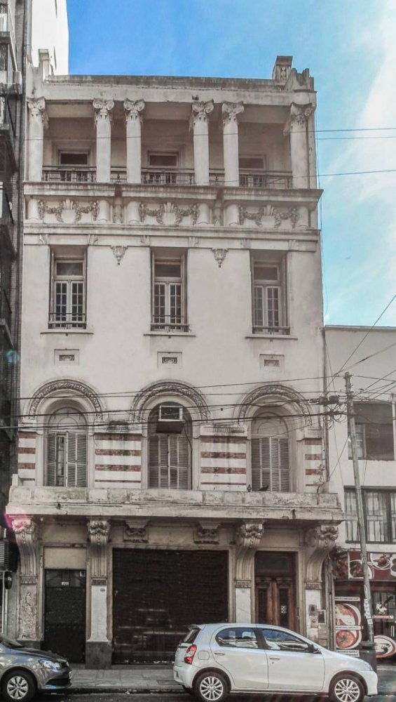 747m² Building in Buenos Aires, Argentina No. 104802