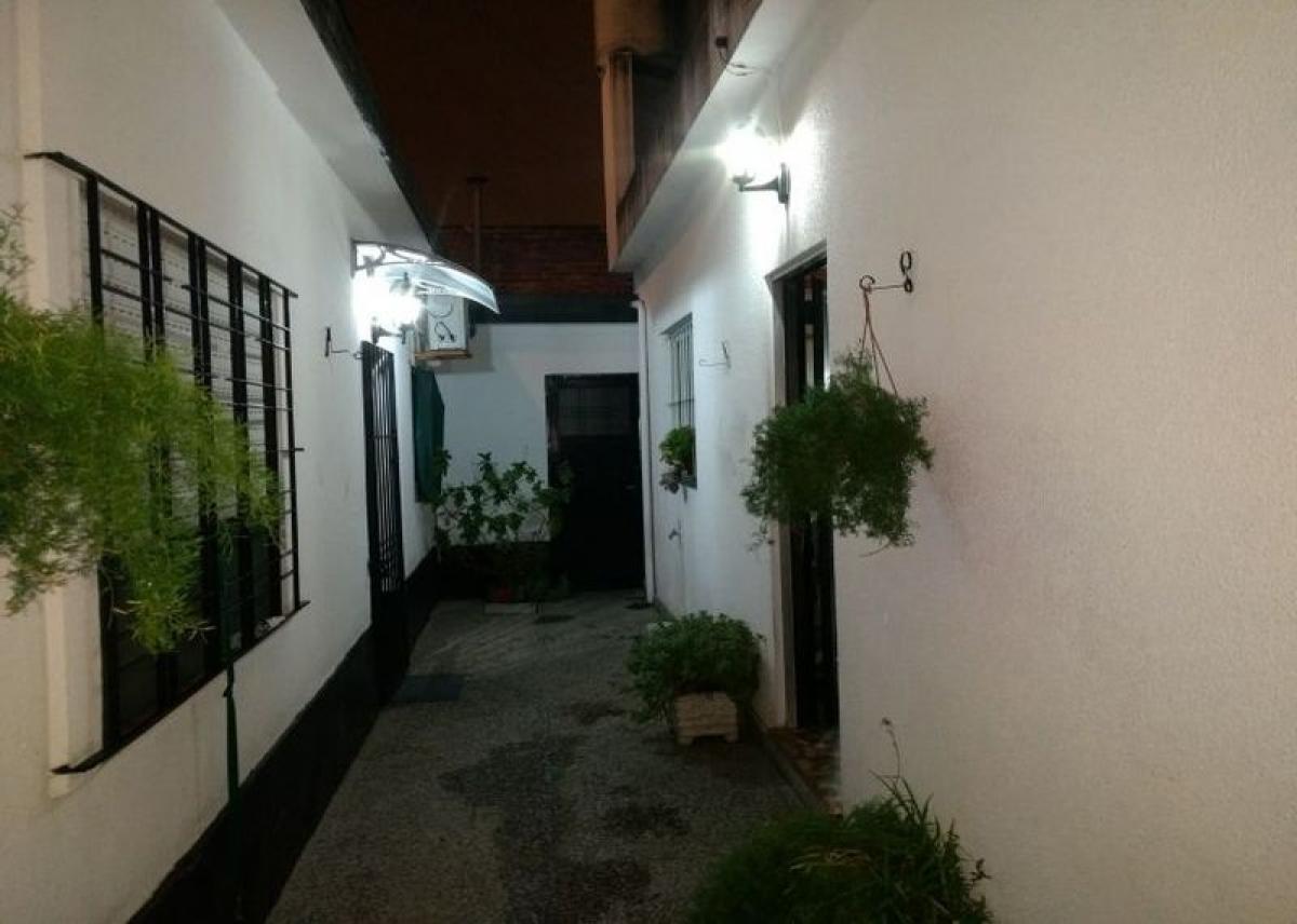 Casa de 5 dormitorios en Morón, Argentina No. 80929