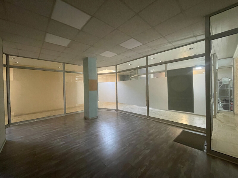 Коммерческая недвижимость с 1 комнатой в Шартр, Франция № 80673