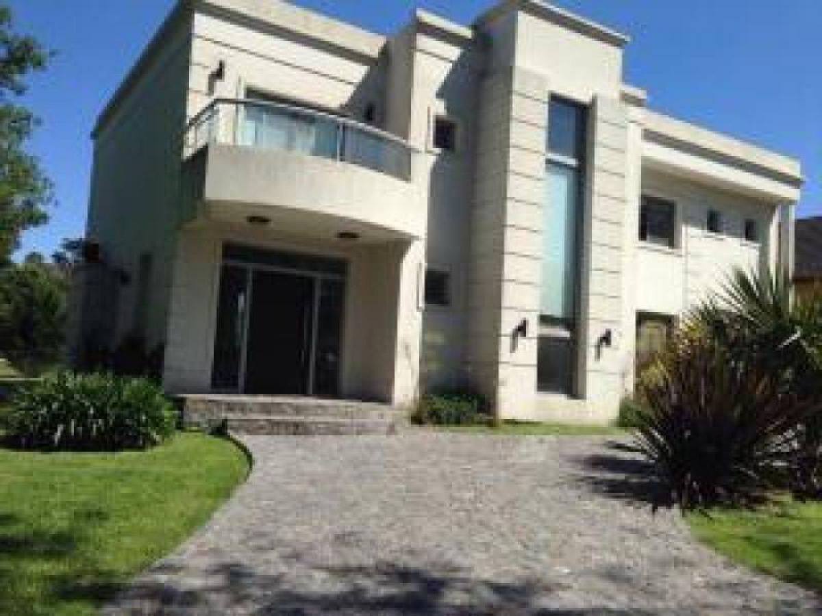 3 bedrooms House in Berazategui, Argentina No. 76050