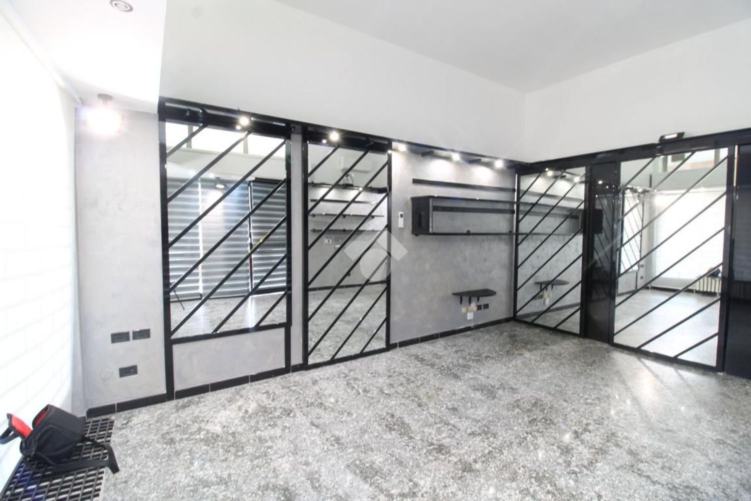 Propriété commerciale à Peschiera Borromeo, Italy 25m² No. 105023