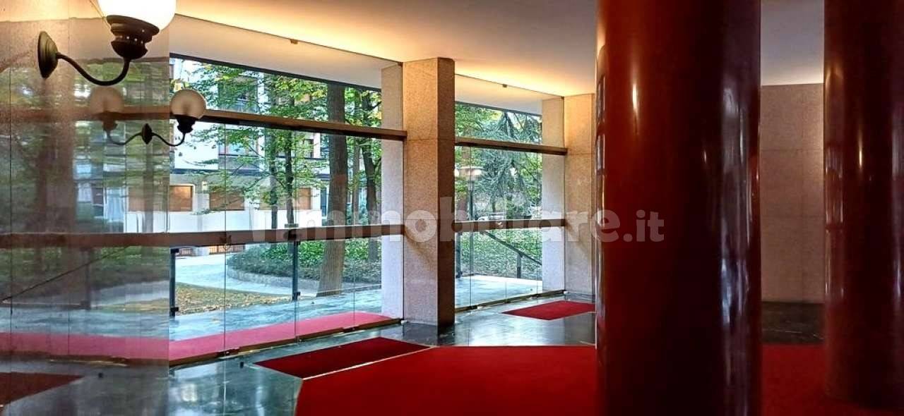 5 rooms Office in Milan, Italy No. 240952
