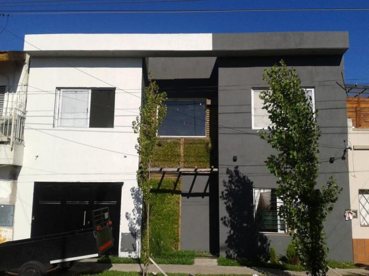 Casa de 3 dormitorios en Morón, Argentina No. 11652