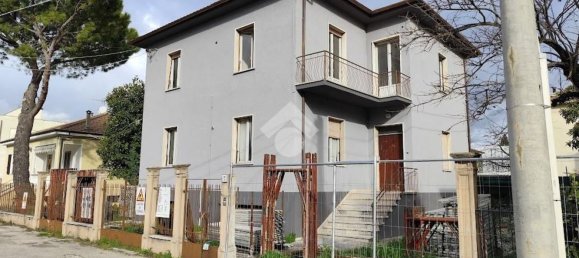 Вилла с 6 комнатами в Фолиньо, Италия № 156884 3