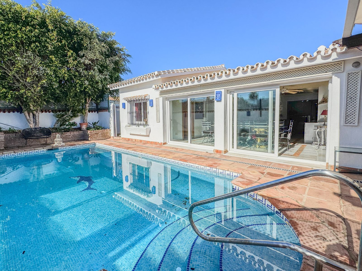 4 bedrooms Villa in Estepona, Spain No. 23625