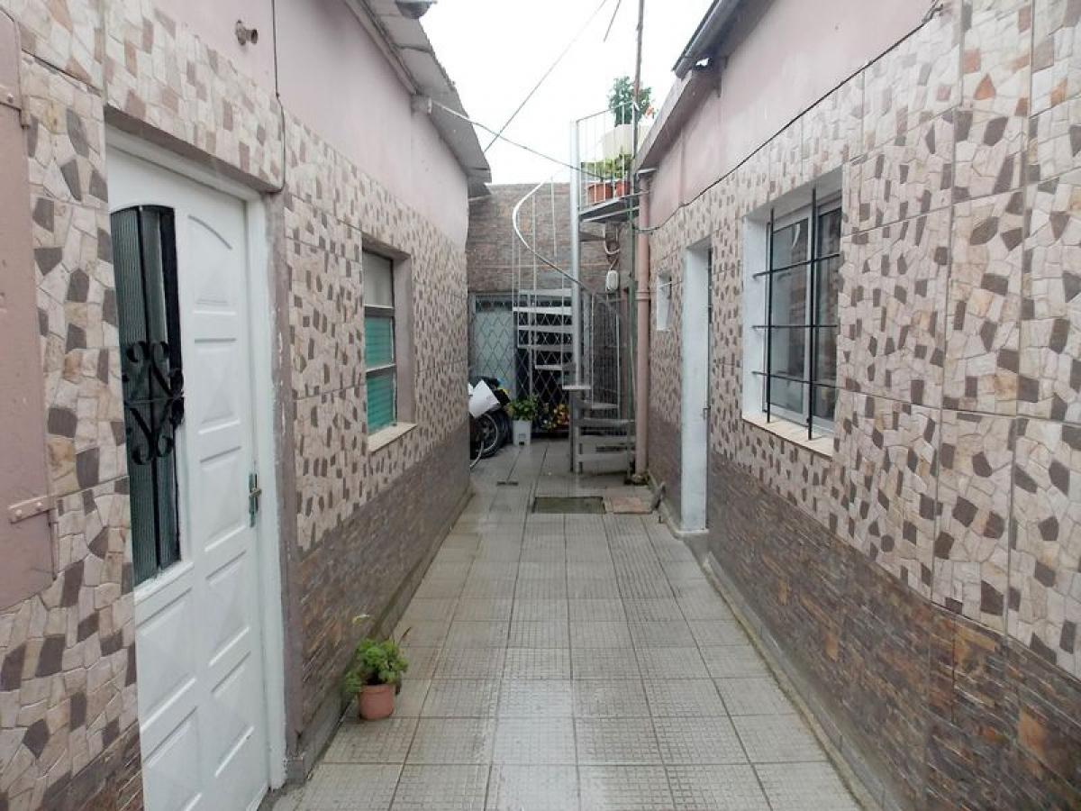 180m² Building in Montevideo, Uruguay No. 16355