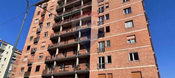 2 rooms Apartment in Turin, Italy No. 153703 2