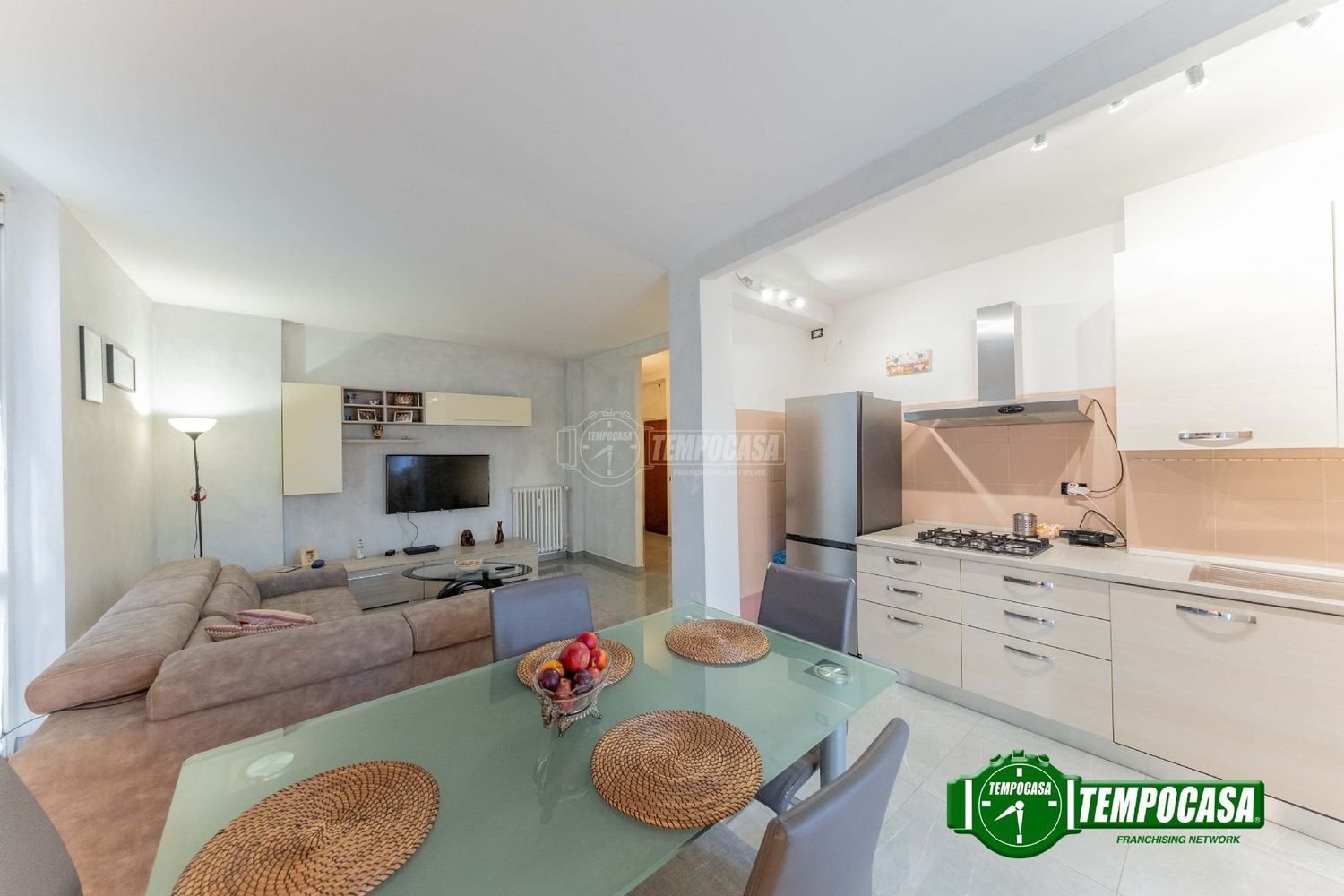 Квартира с 3 комнатами в Милан, Италия № 246135