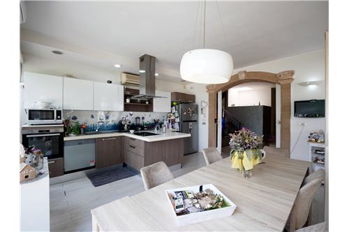 4 bedrooms Villa in Valenzano, Italy No. 290192