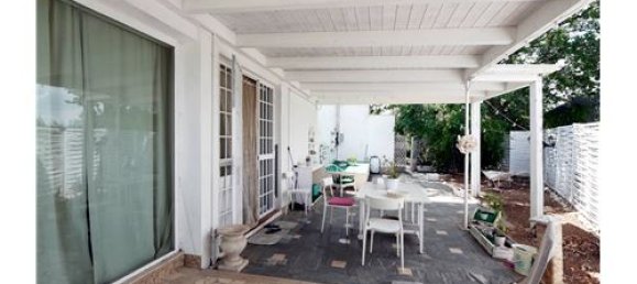 4 bedrooms Villa in Valenzano, Italy No. 290192 2