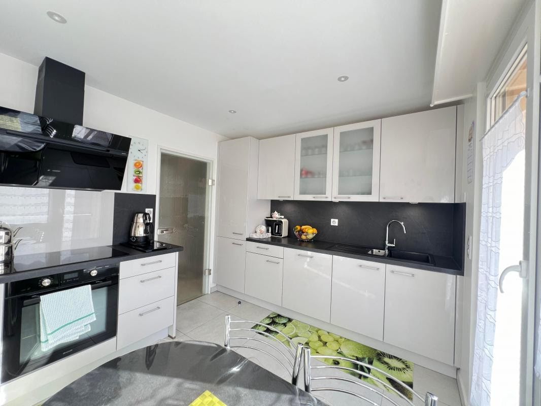 5 bedrooms Apartment in Hoenheim, France No. 157627