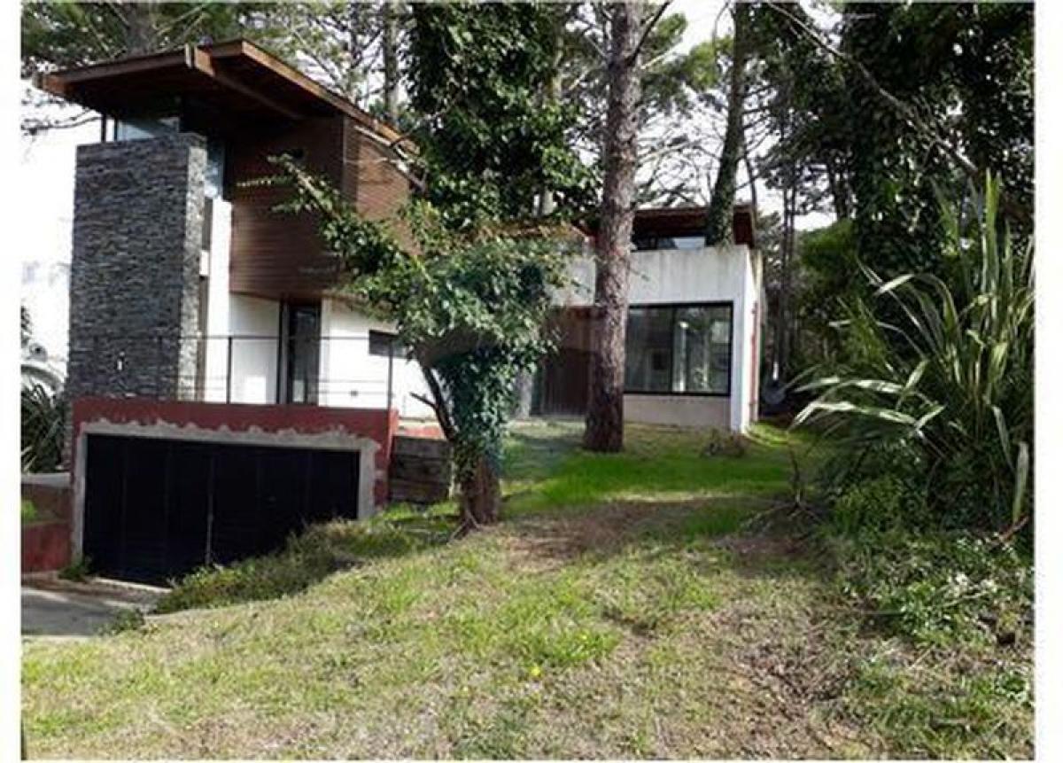 3 bedrooms House in Mar del Plata, Argentina No. 102167