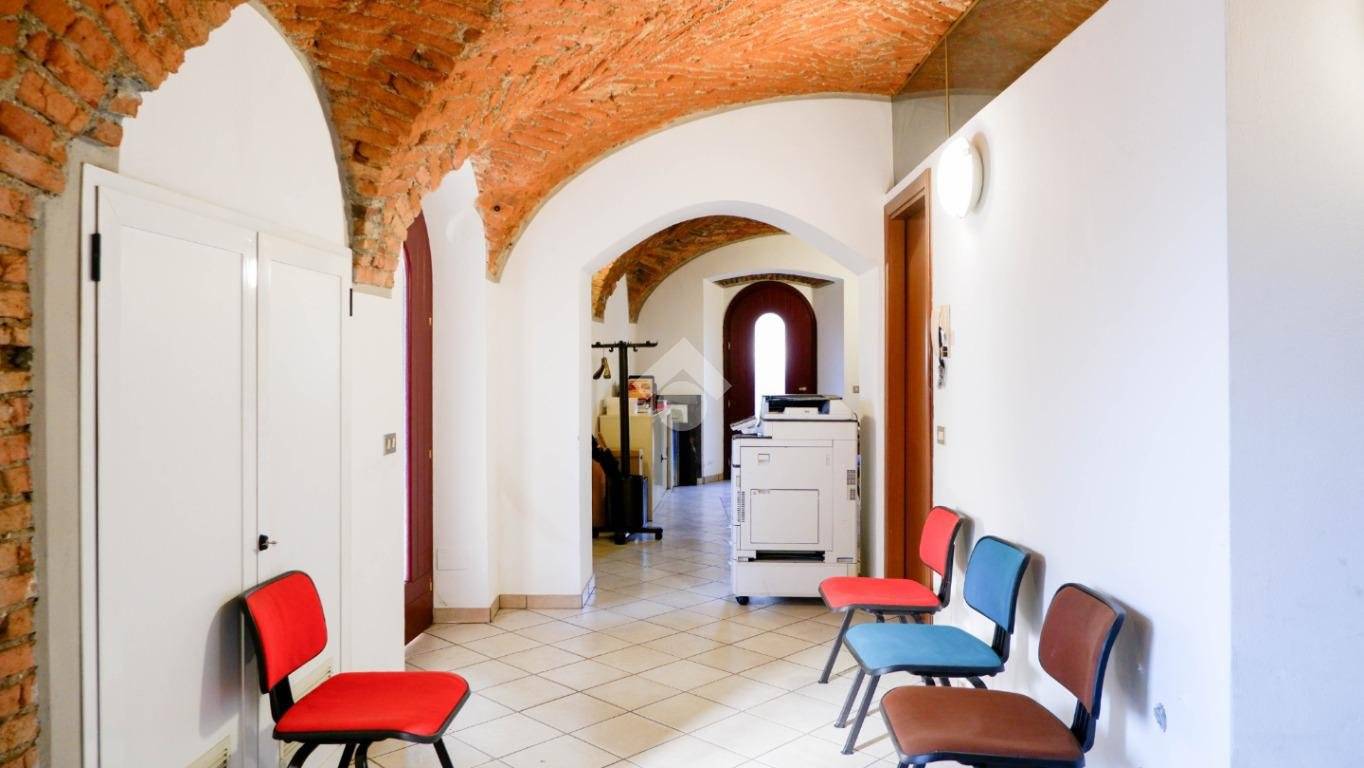 Oficina de 2 habitaciónes en Chiari, Italy No. 54740