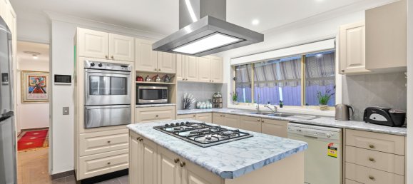 3 bedrooms House in Bradbury, Australia No. 265 2