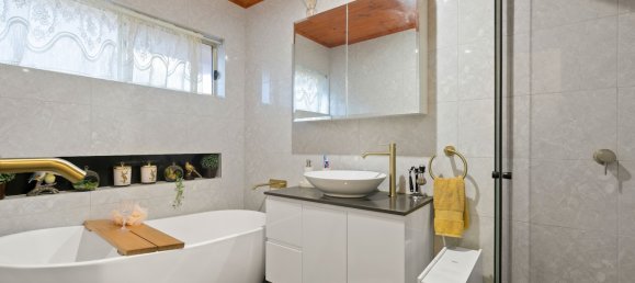 3 bedrooms House in Bradbury, Australia No. 265 6