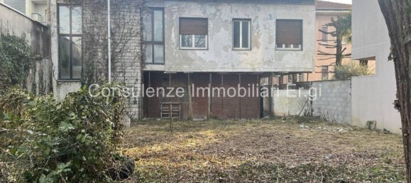 7 غرف نوم فيلا في Garbagnate Milanese, Italy رقم 196970 3