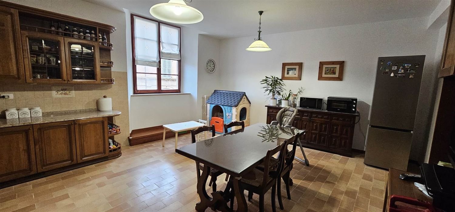 8 rooms Apartment in San Severino Marche, Italy No. 82063