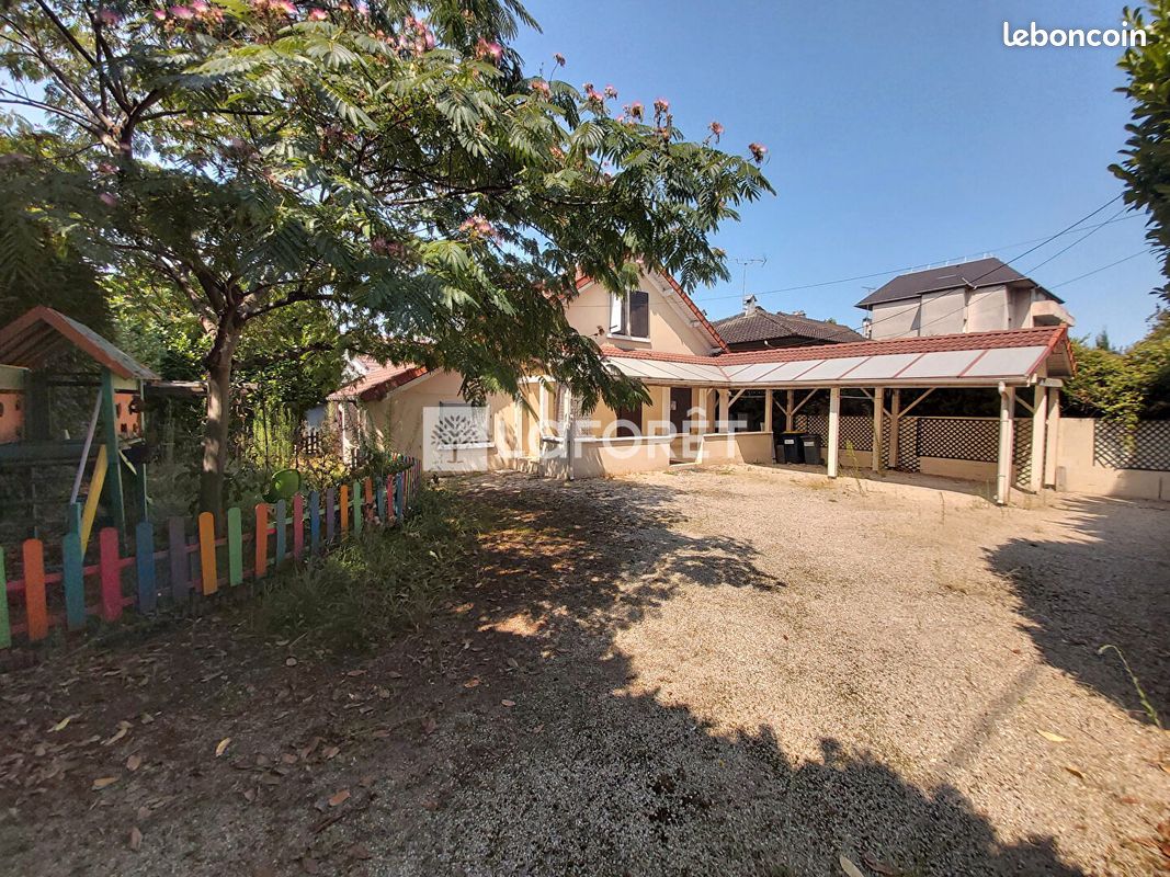 Casa de 3 dormitorios en Villemomble, France No. 319475