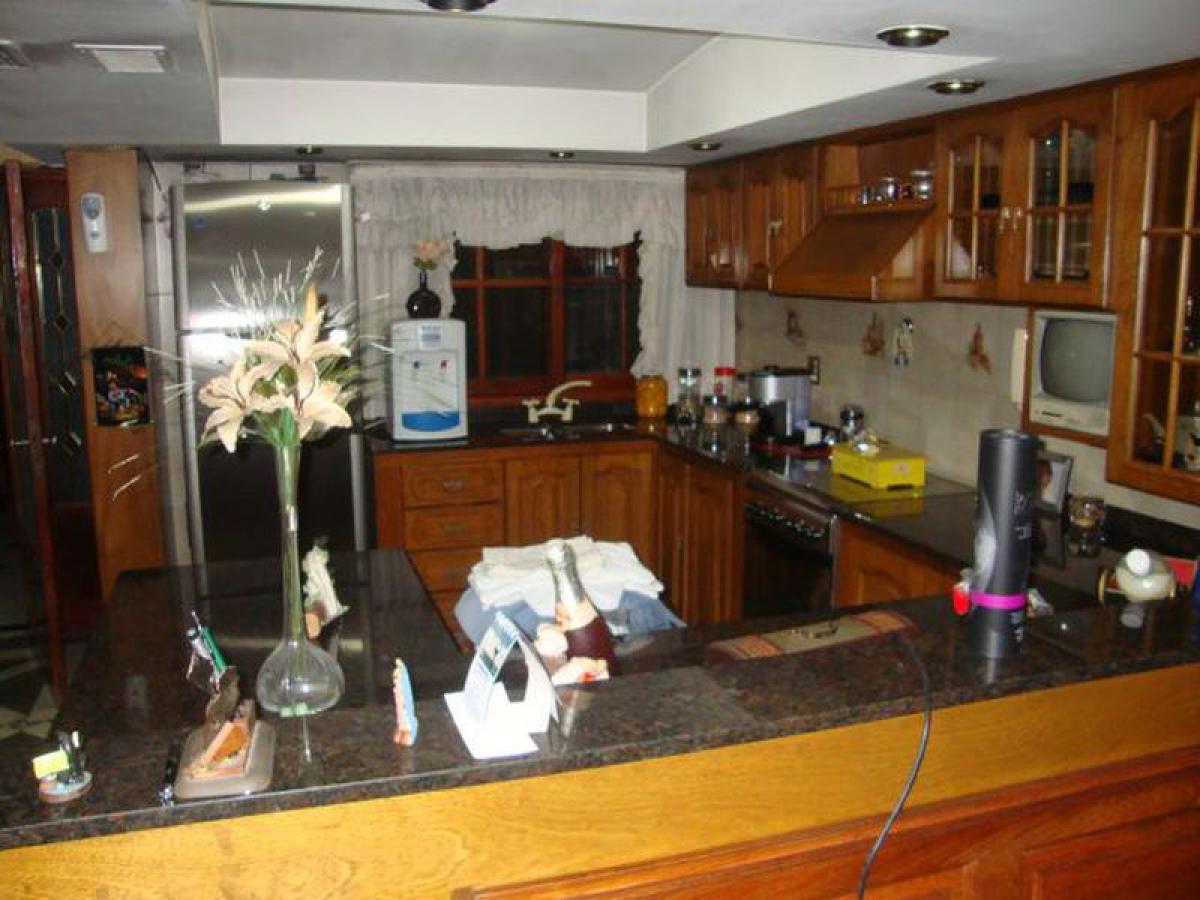 4 bedrooms House in Lanus, Argentina No. 56827