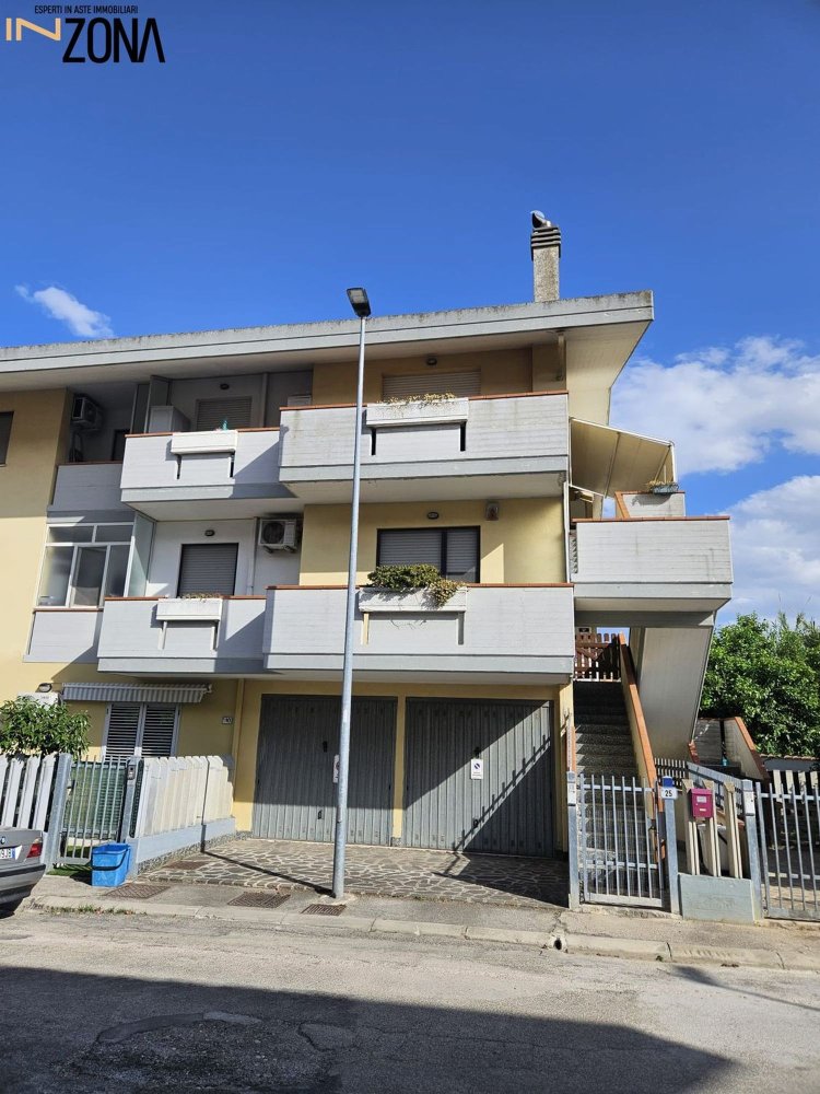 3 rooms Apartment in Silvi, Italy No. 98354