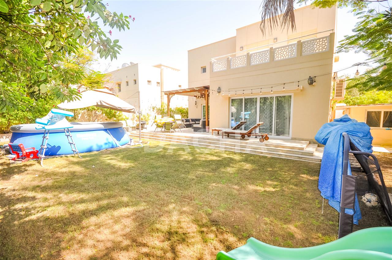 Villa T4 em Meadows, UAE N.º 27899