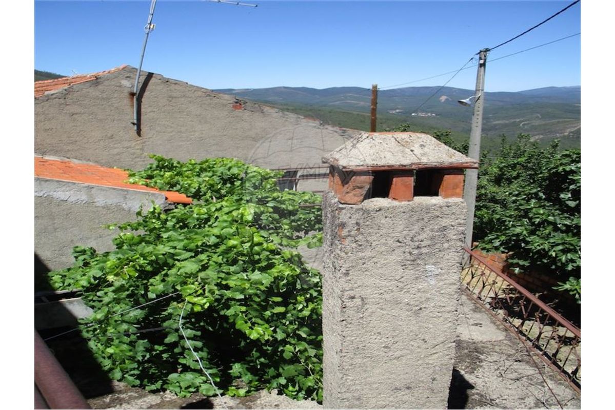 3 bedrooms House in Almaceda, Portugal No. 163324