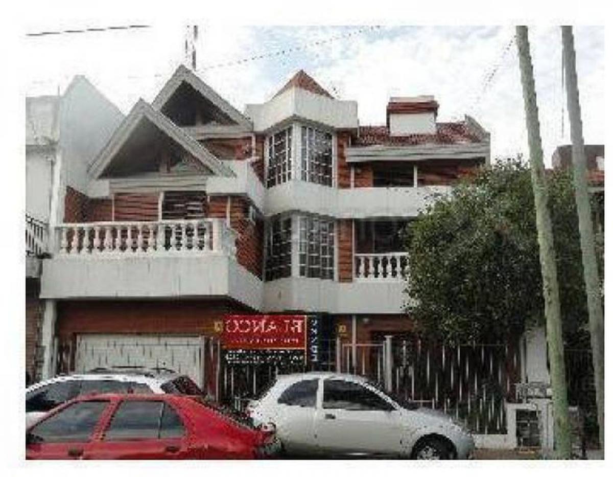 4 bedrooms House in Lanus, Argentina No. 61875