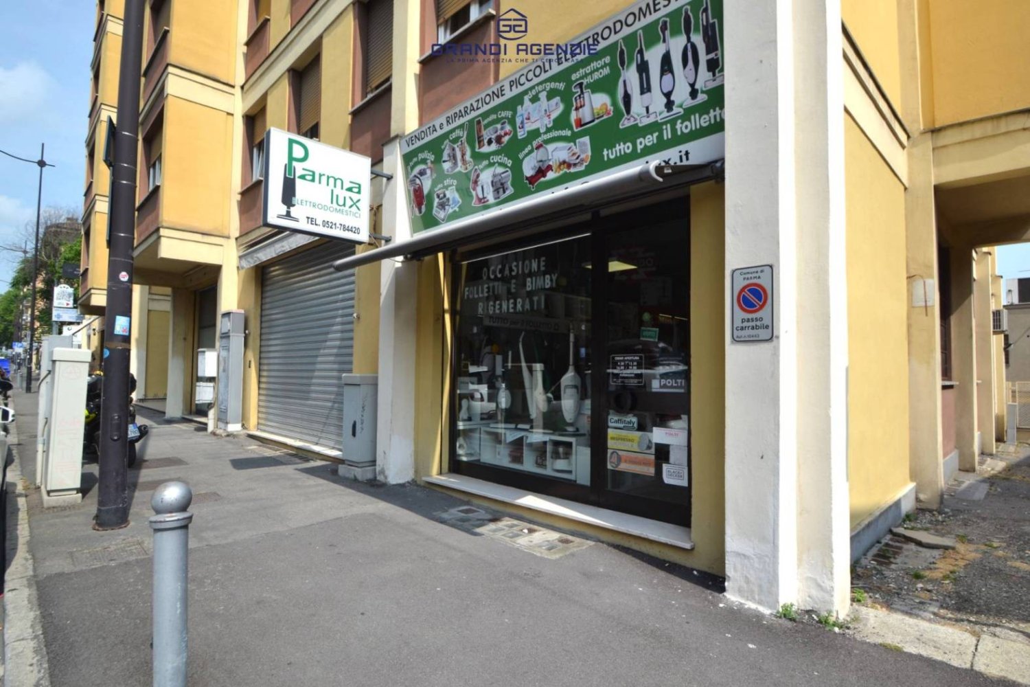 2 rooms Commercial property in Parma, Italy No. 296431