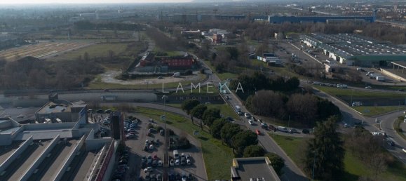 285m² Office in Brescia, Italy No. 4954 11