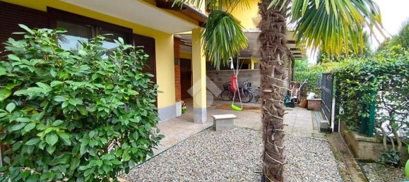 3 bedrooms Villa in Borgolavezzaro, Italy No. 162546 2