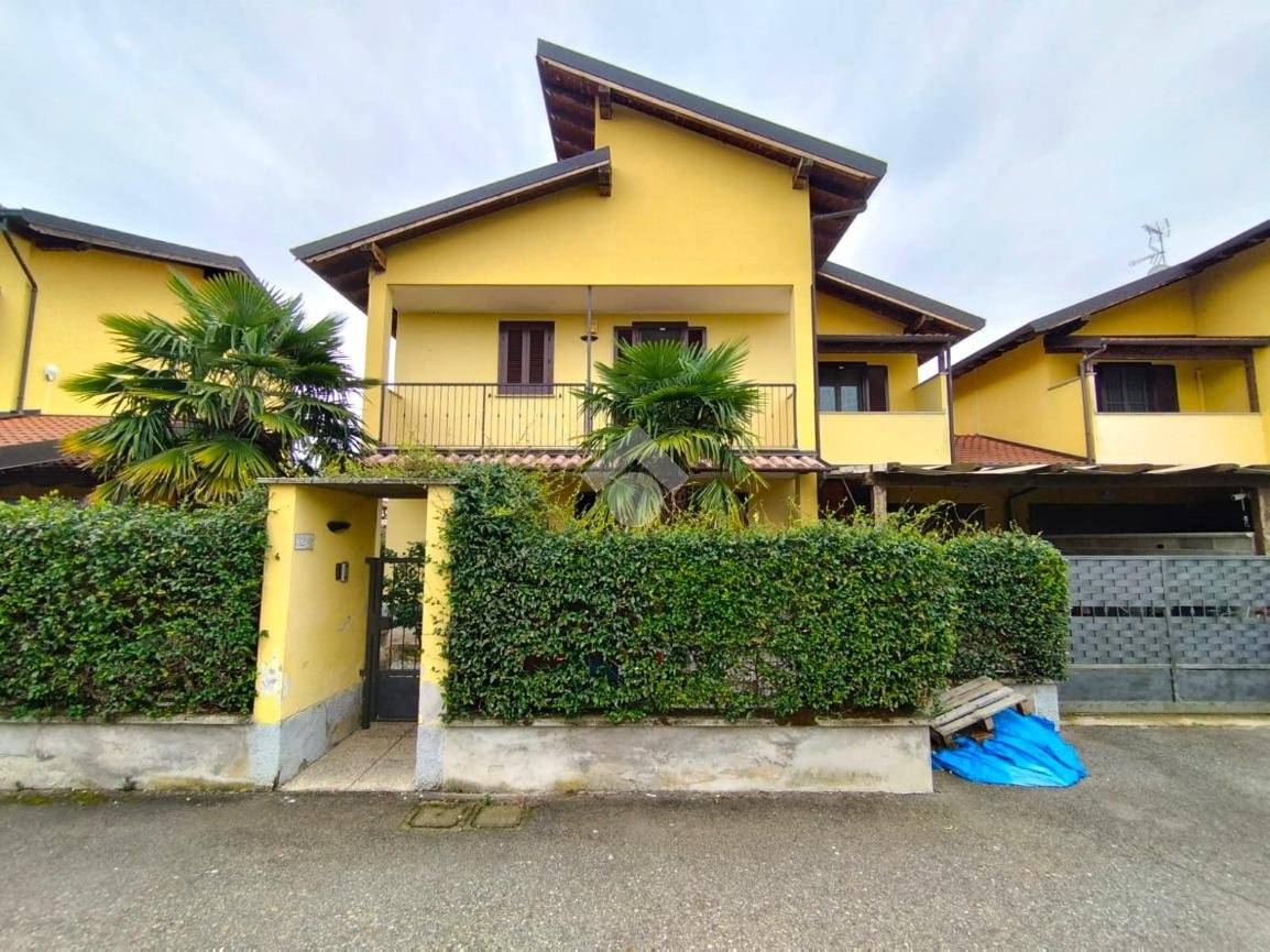 3 bedrooms Villa in Borgolavezzaro, Italy No. 162546