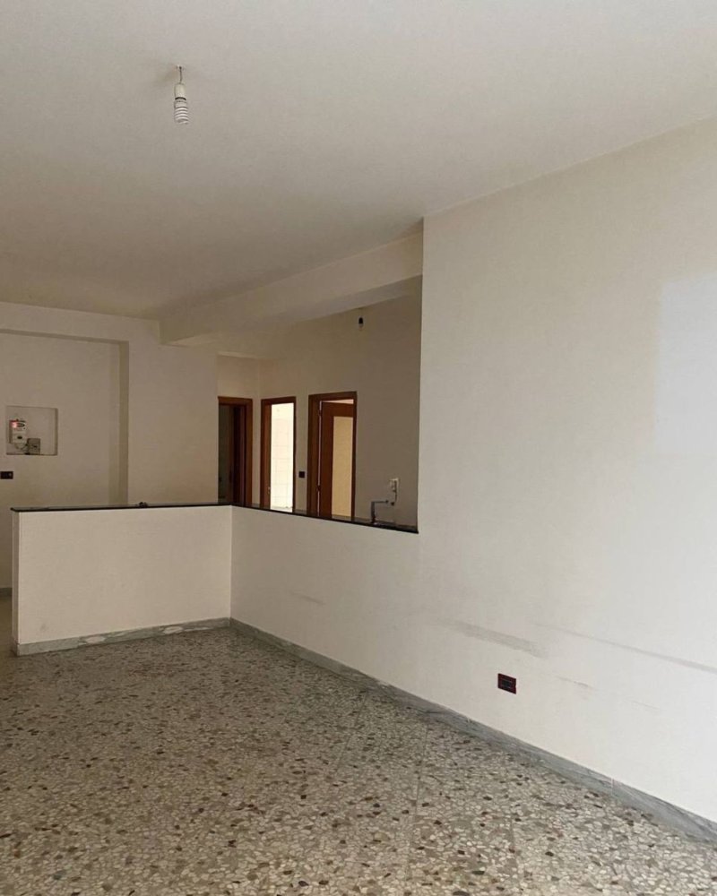 3 rooms Apartment in Potenza, Italy No. 293092