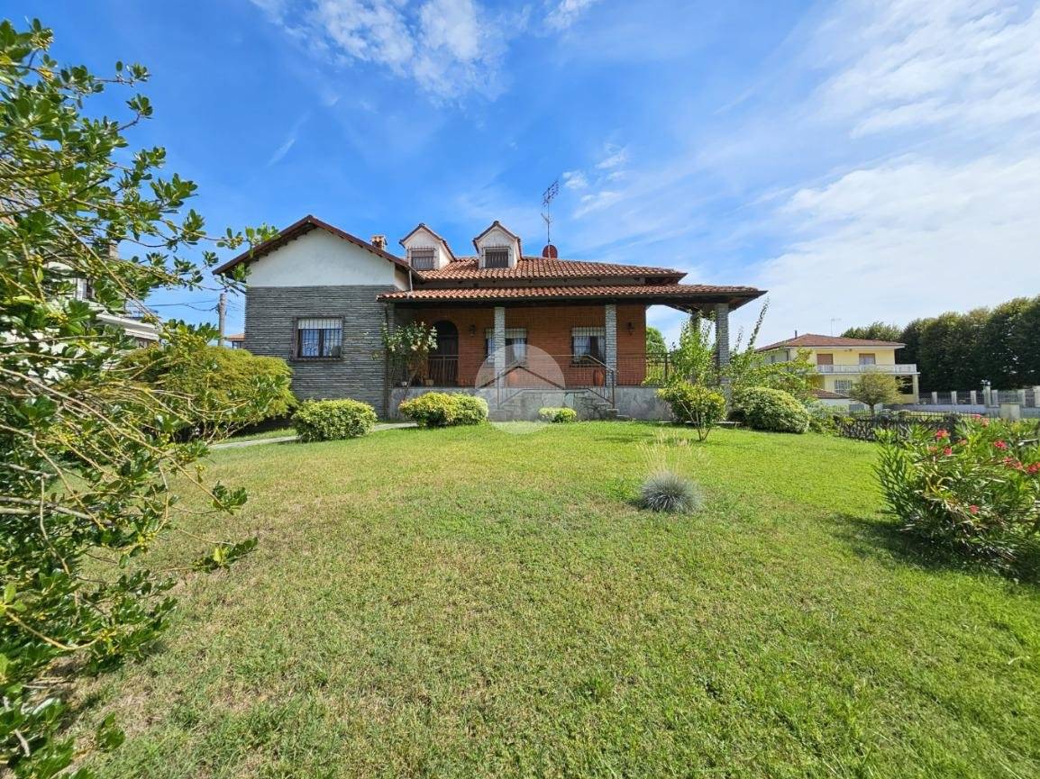 4 bedrooms Villa in Rondissone, Italy No. 298679
