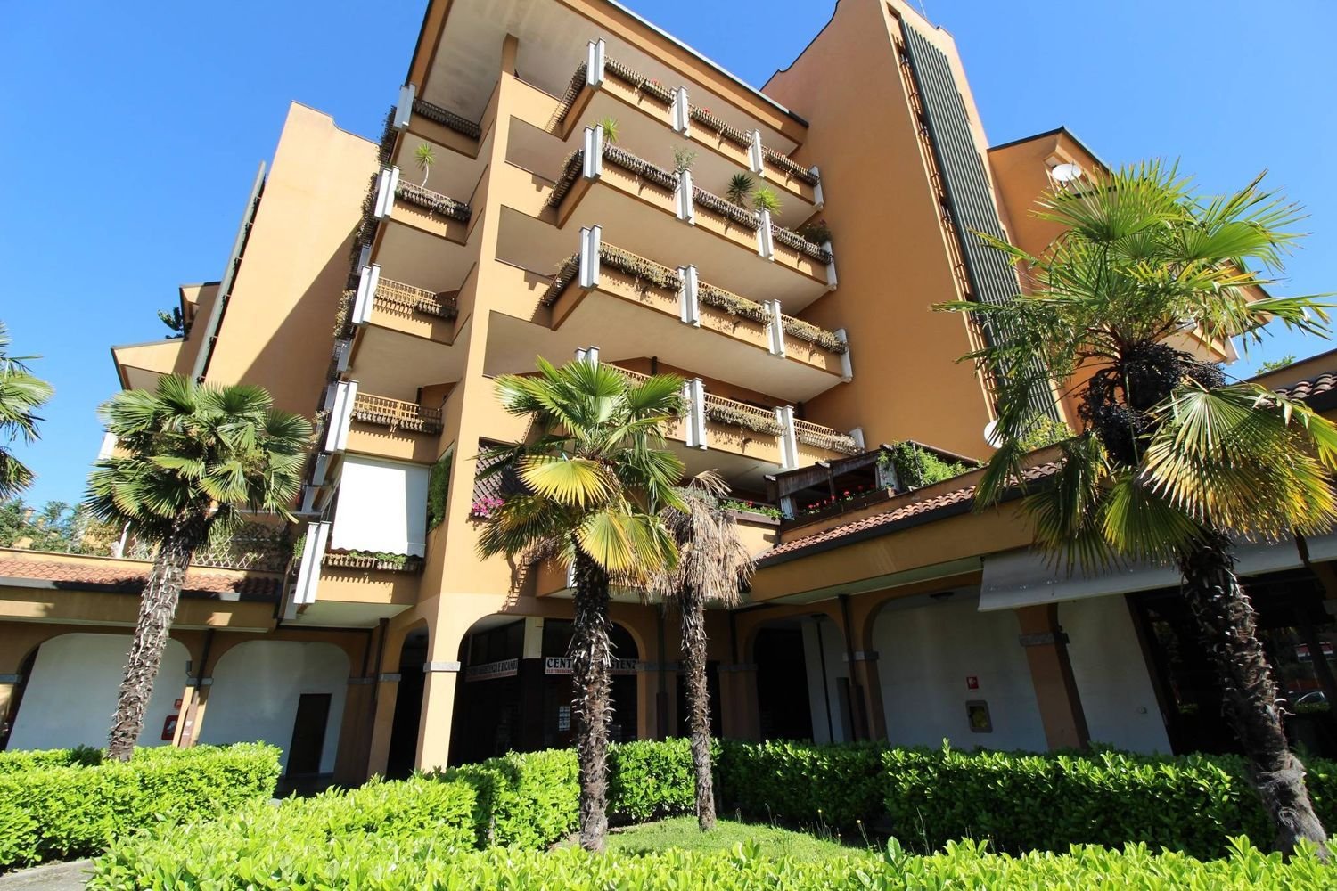 235m² Commercial property in Peschiera Borromeo, Italy No. 386802