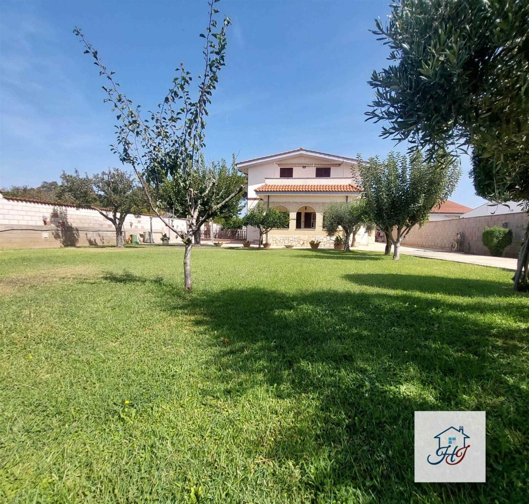 Вилла с 6 спальнями в Неттуно, Италия № 329062