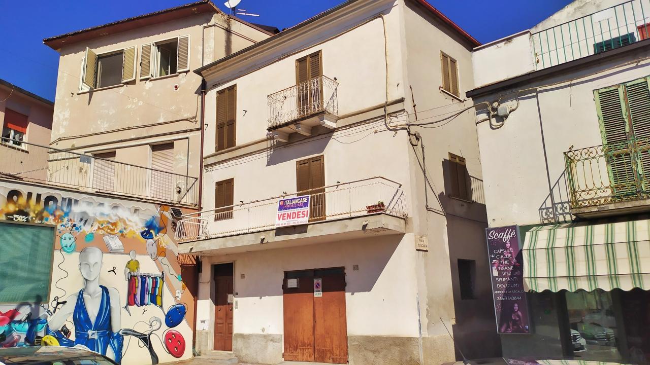 Дом с 10 комнатами в Скафа, Италия № 159342