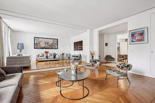 3 bedrooms Apartment in Paris, France No. 129034