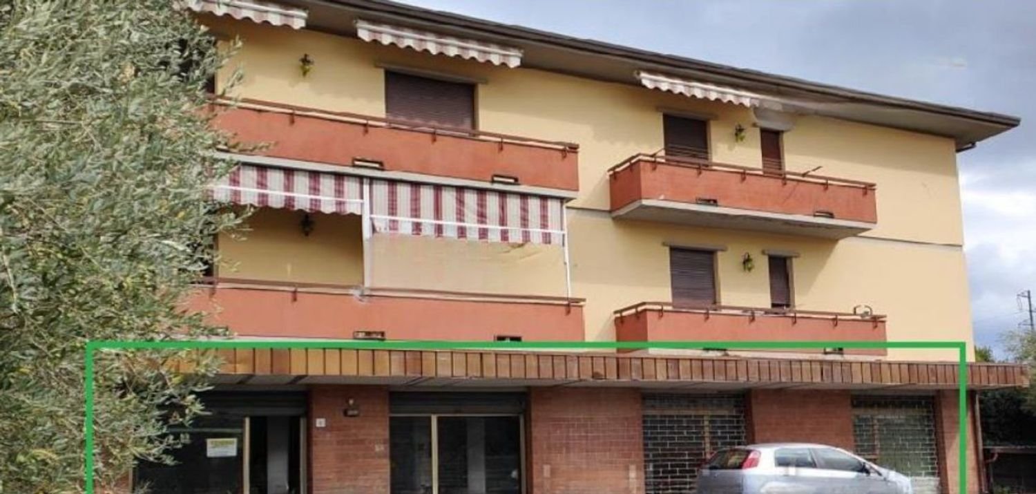 329m² Commercial property in Pescia, Italy No. 336057
