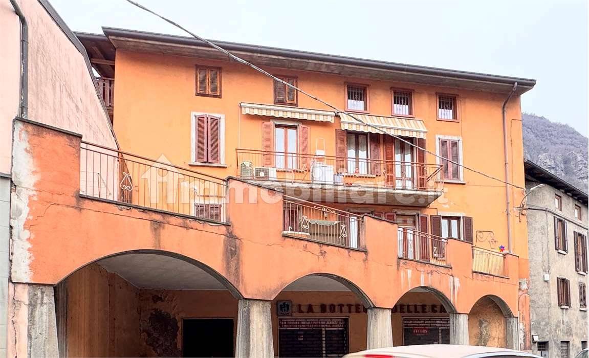 4 bedrooms Apartment in Rogno, Italy No. 110943