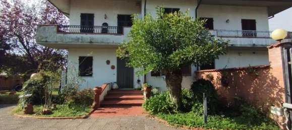 7 rooms Apartment in Carrara, Italy No. 46307 3