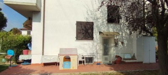 7 rooms Apartment in Carrara, Italy No. 46307 6