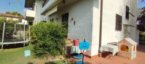 7 rooms Apartment in Carrara, Italy No. 46307 4