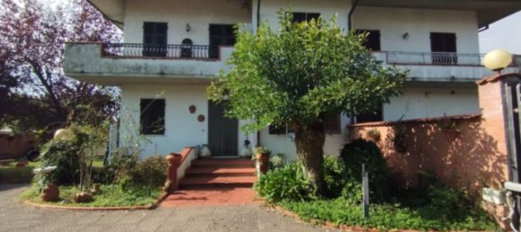 7 rooms Apartment in Carrara, Italy No. 46307 2