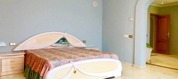 5 bedrooms Villa in Estepona, Spain No. 10110 2