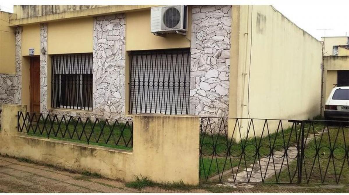 2 bedrooms House in Tres de Febrero, Argentina No. 52316