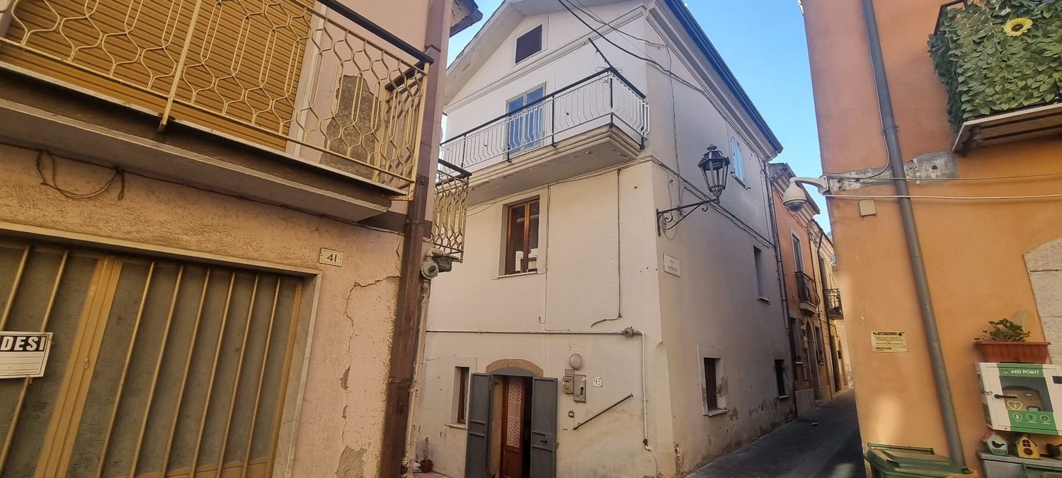 Villa de 5 dormitorios en Contrada, Italy No. 377965