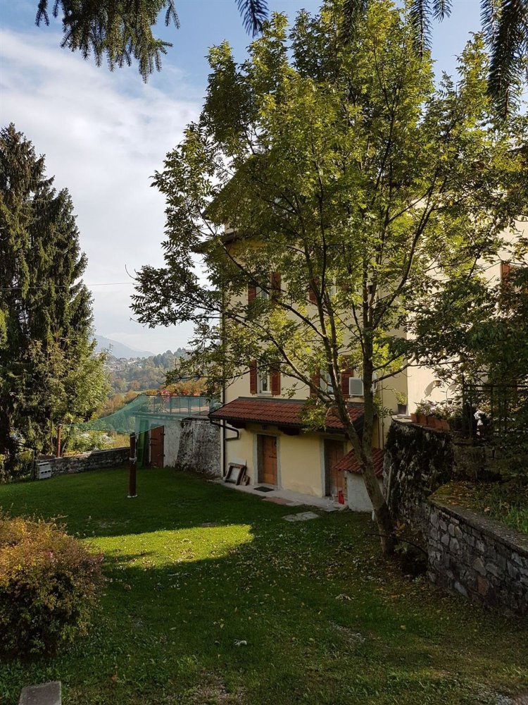 6 rooms Villa in Alta Valle Intelvi, Italy No. 10442